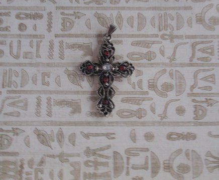 Pingente cruz em bronze com pedras