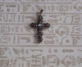 Pingente cruz em bronze com pedras